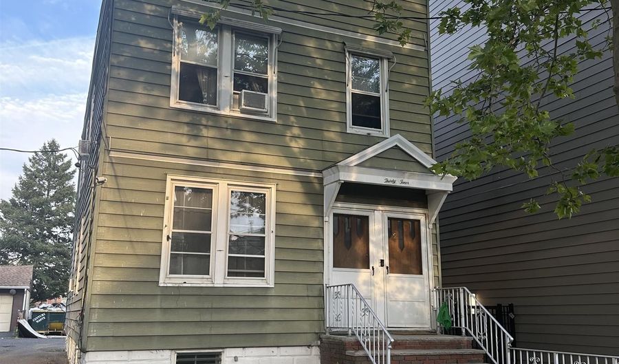 34 HUMPHREY Ave, Bayonne, NJ 07002 - 2 Beds, 1 Bath