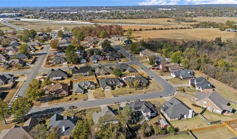 507 College Pl, Bentonville, AR 72712 - 4 Beds, 3 Bath