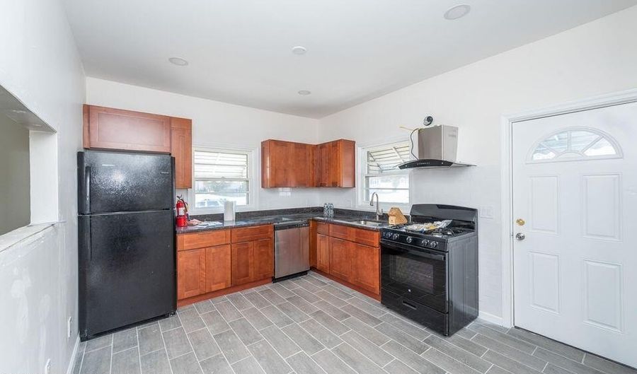 114 Chestnut Ave #1, Atlantic Highlands, NJ 07716 - 3 Beds, 1 Bath