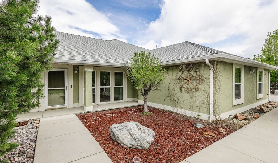 813 S STONE CREEK Dr, River Heights, UT 84321 - 3 Beds, 3 Bath