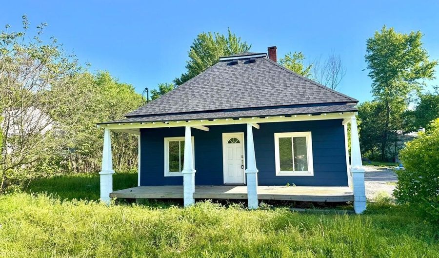 301 W High St, Alba, MO 64830 - 2 Beds, 2 Bath