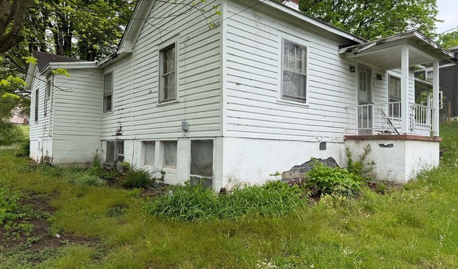 357 Washington St, Alderson, WV 24910 - 3 Beds, 1 Bath