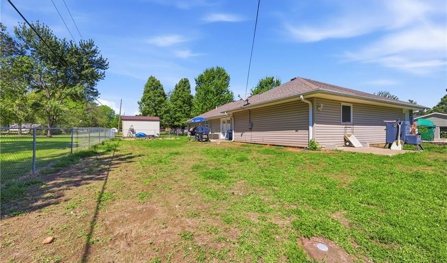 103 W Locust St, Archie, MO 64725 - 3 Beds, 3 Bath