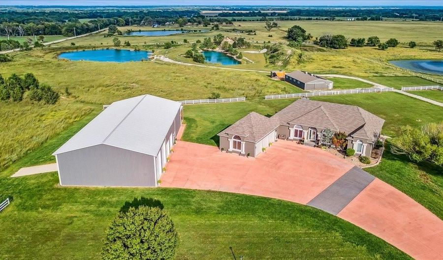 6070 SW Santa Fe Lake Rd, Augusta, KS 67010 - 4 Beds, 4 Bath