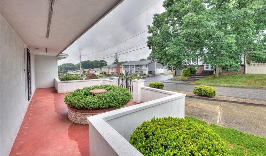 75 Selma St, Cranston, RI 02920 - 2 Beds, 3 Bath