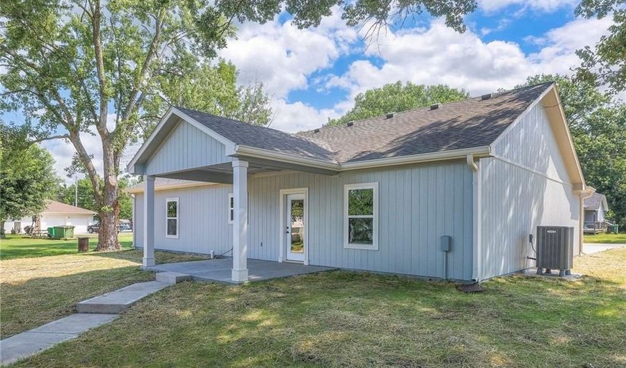 304 N Mulberry St, Adrian, MO 64720 - 3 Beds, 2 Bath