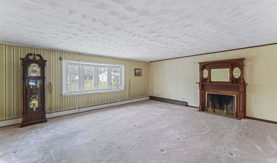 32 Brentwood Dr, Bloomfield, CT 06002 - 7 Beds, 4 Bath