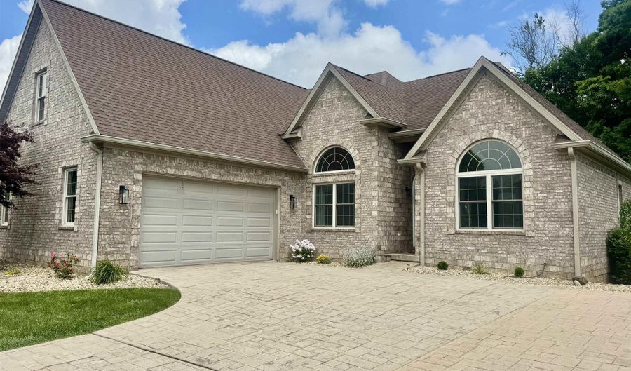 803 Spyglass Hill Dr, Bedford, IN 47421 - 5 Beds, 3 Bath