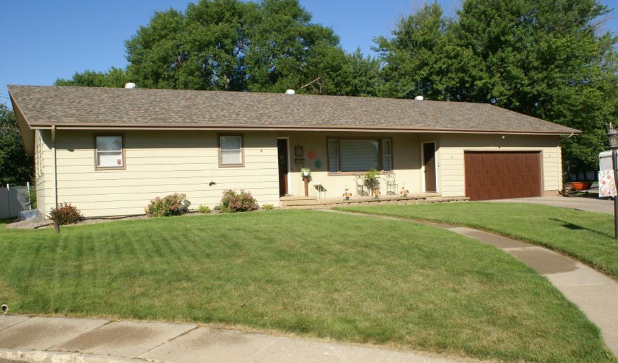 102 Linda Ln, Aberdeen, SD 57401 - 5 Beds, 3 Bath