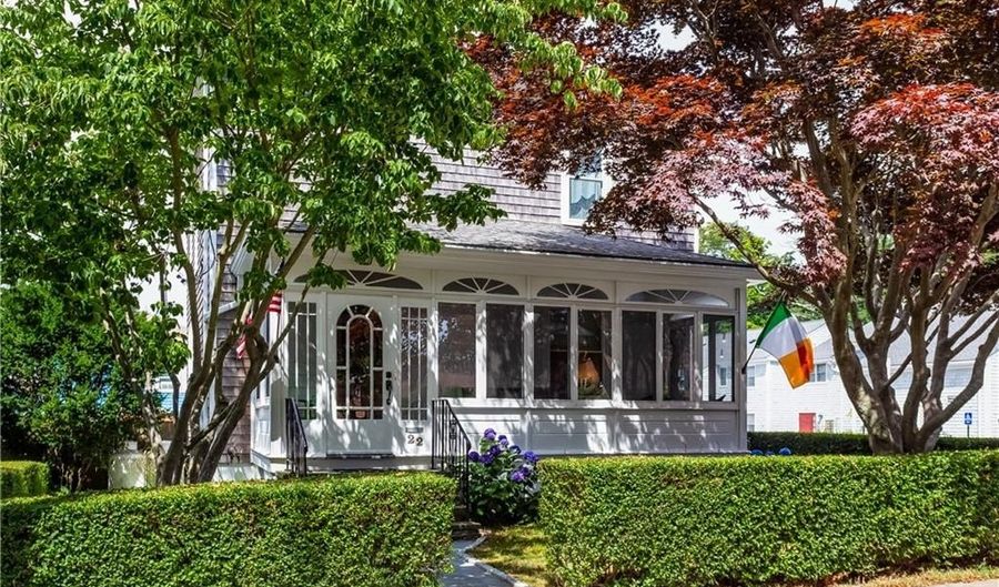 22 Bateman Ave, Newport, RI 02840 - 3 Beds, 2 Bath