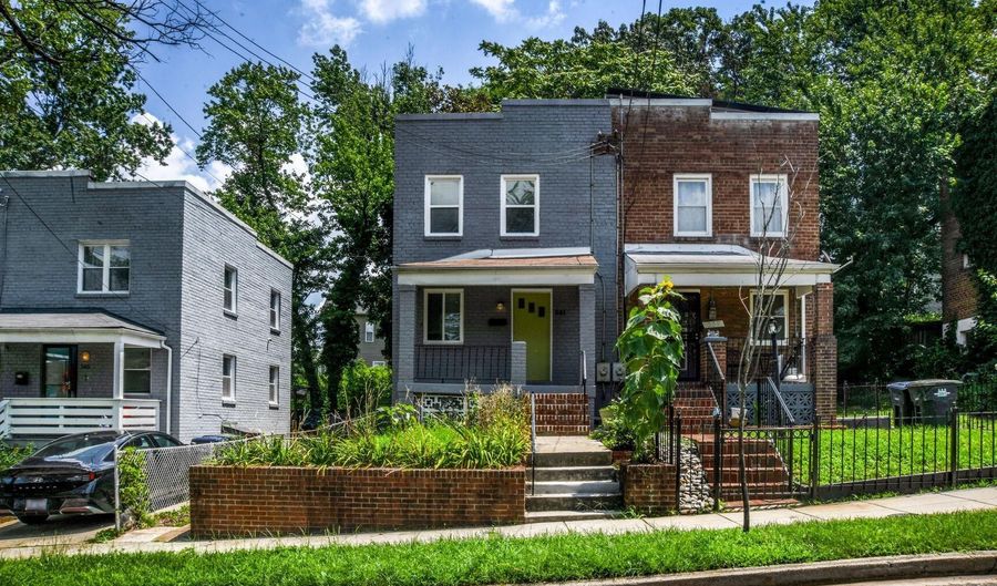 561 45TH St NE, Washington, DC 20019 - 3 Beds, 2 Bath