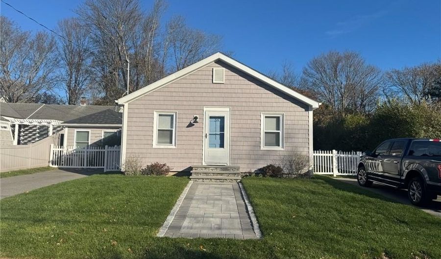 53 Center Ave, Middletown, RI 02842 - 3 Beds, 2 Bath