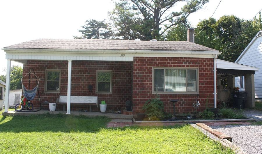 219 N Eighth St, Albion, IL 62806 - 3 Beds, 1 Bath