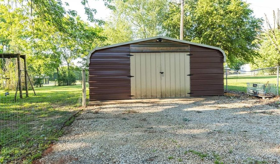 940 W Main St, Auburn, KY 42206 - 3 Beds, 2 Bath