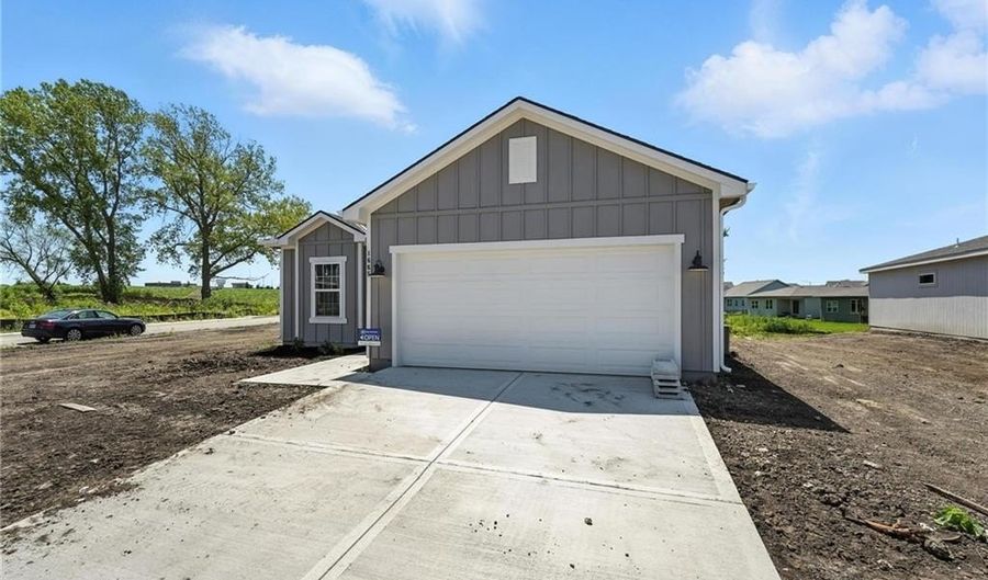 1665 N Grayhawk Dr, Basehor, KS 66007 - 3 Beds, 2 Bath