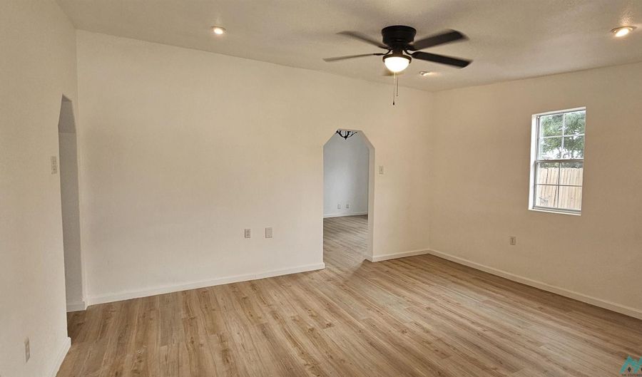 605 Presidio St, Carlsbad, NM 88220 - 3 Beds, 2 Bath
