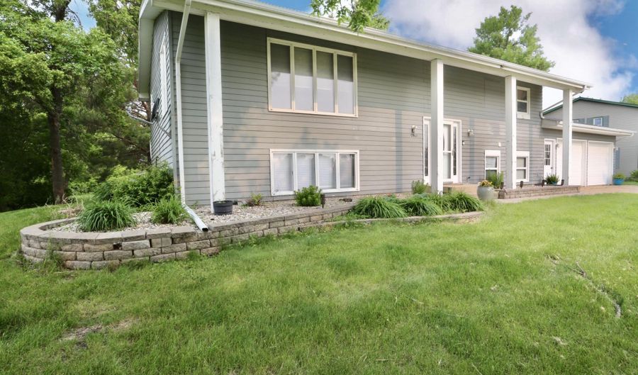12907 Prairiewood Dr, Aberdeen, SD 57401 - 4 Beds, 2 Bath
