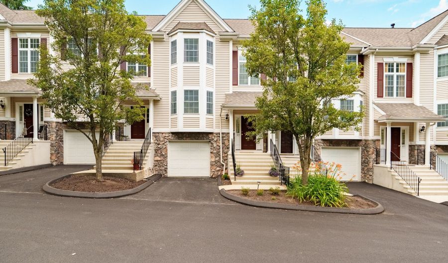 103 Larson Dr 103, Danbury, CT 06810 - 2 Beds, 3 Bath