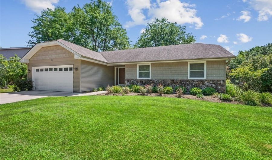 725 N Vista Dr, Algonquin, IL 60102 - 3 Beds, 3 Bath