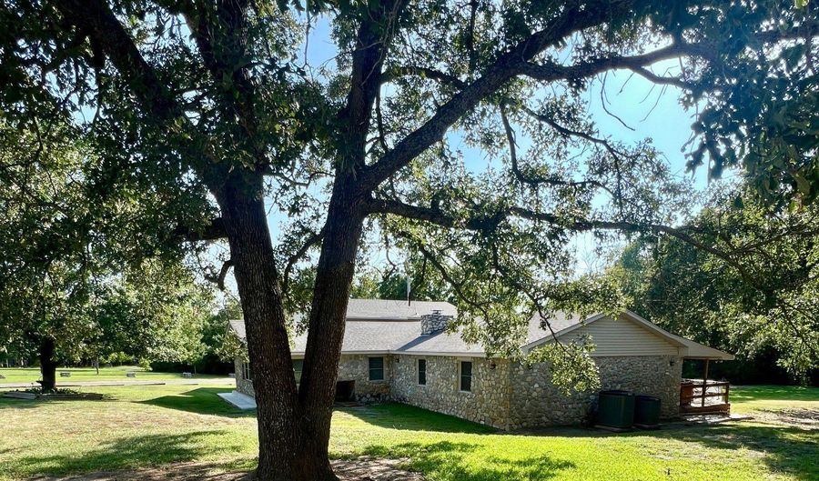 Spacious 4-Bedroom Home on 2.38 Acres with Country Charm, Ardmore, OK 73401 - 4 Beds, 4 Bath