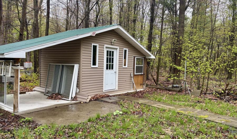 107 Pinewood Dr, Altona, NY 12910 - 2 Beds, 1 Bath