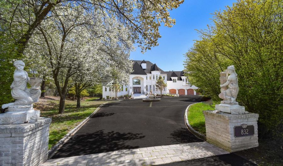 832 PARADISE Dr, Ambler, PA 19002 - 6 Beds, 9 Bath