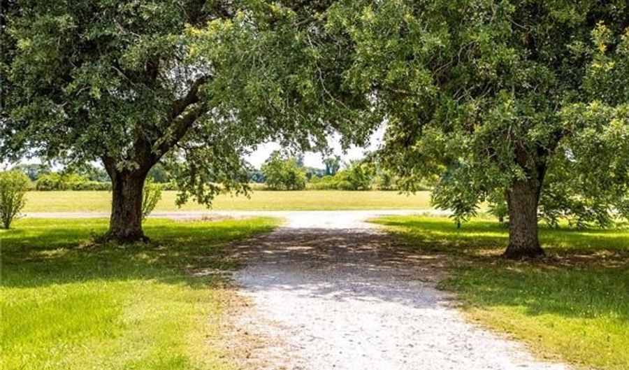 15 VAN MOL Rd, Alexandria, LA 71302 - 5 Beds, 4 Bath