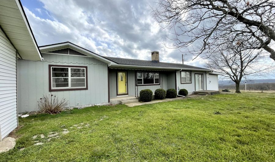 23537 Farm Road 2080, Aurora, MO 65605 - 4 Beds, 2 Bath