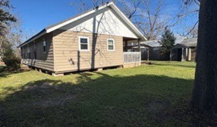 402 Main St, Ashford, AL 36312 - 3 Beds, 1 Bath