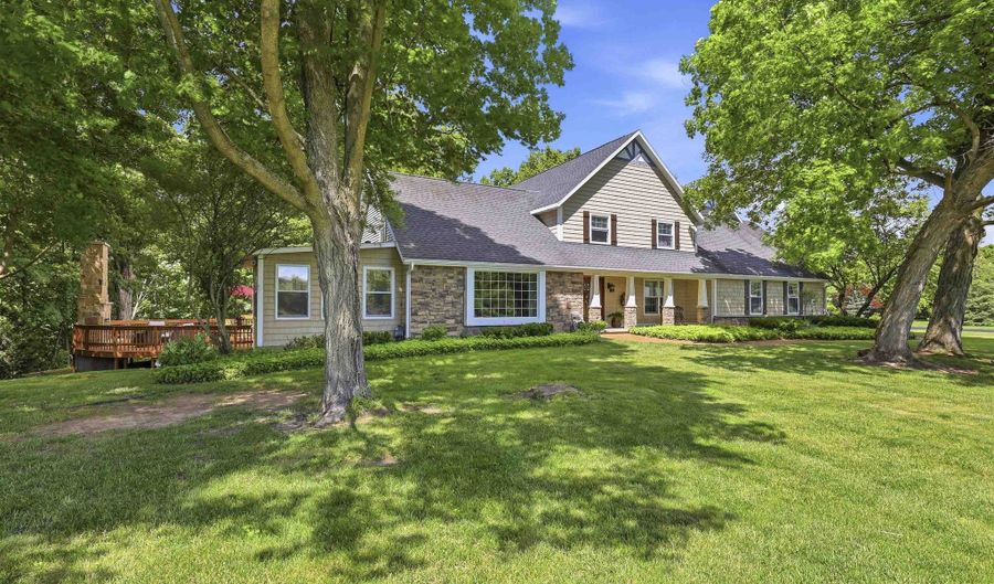 W2530 BROOKHAVEN Drive, Appleton, WI 54915 - 4 Beds, 5 Bath