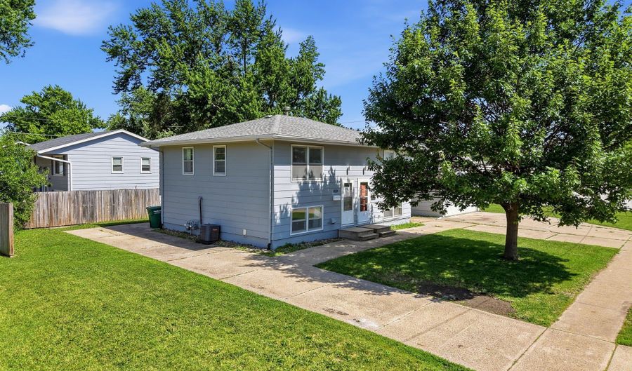 121 NW State St, Ankeny, IA 50023 - 4 Beds, 2 Bath