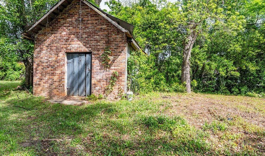 10 RE Jennings Ave, Arlington, GA 39813 - 5 Beds, 2 Bath