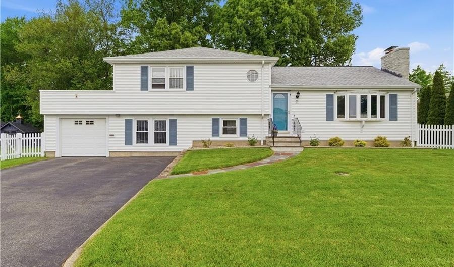 35 Superior View Blvd, North Providence, RI 02911 - 3 Beds, 2 Bath