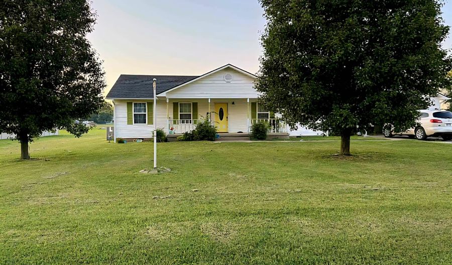 538 E State Line Rd, Baxter Springs, KS 66713 - 3 Beds, 2 Bath