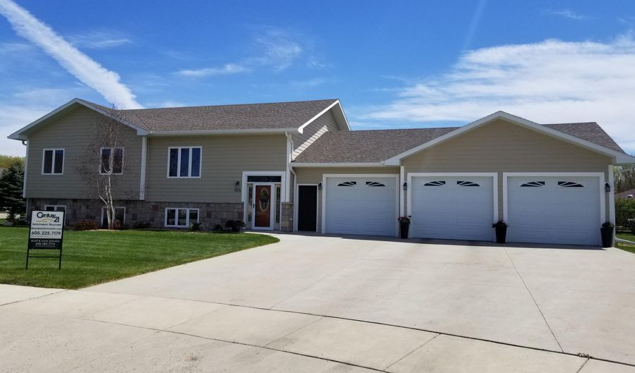 1115 Clover Ct, Aberdeen, SD 57401 - 6 Beds, 3 Bath