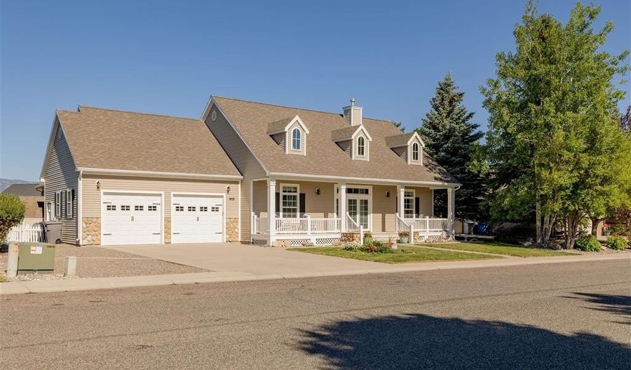 813 35th St, Cody, WY 82414 - 3 Beds, 3 Bath