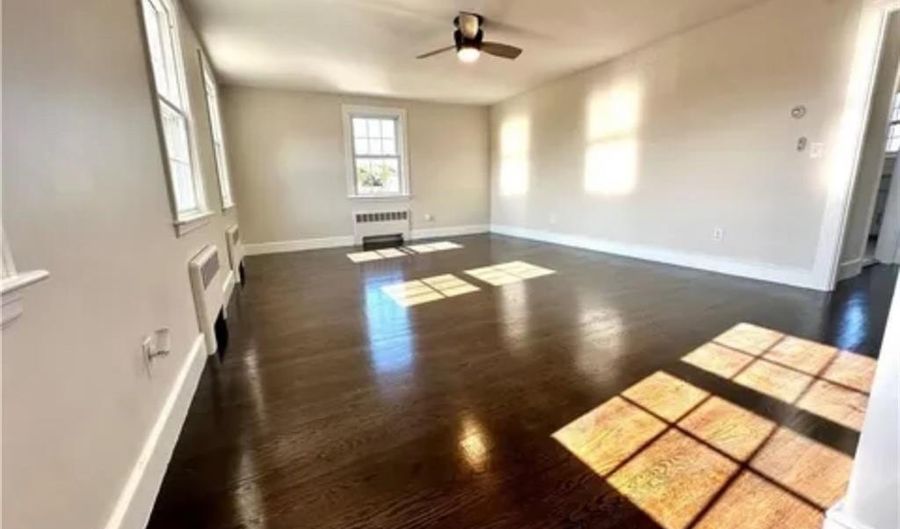 426 Metacom Ave 2, Bristol, RI 02809 - 2 Beds, 1 Bath
