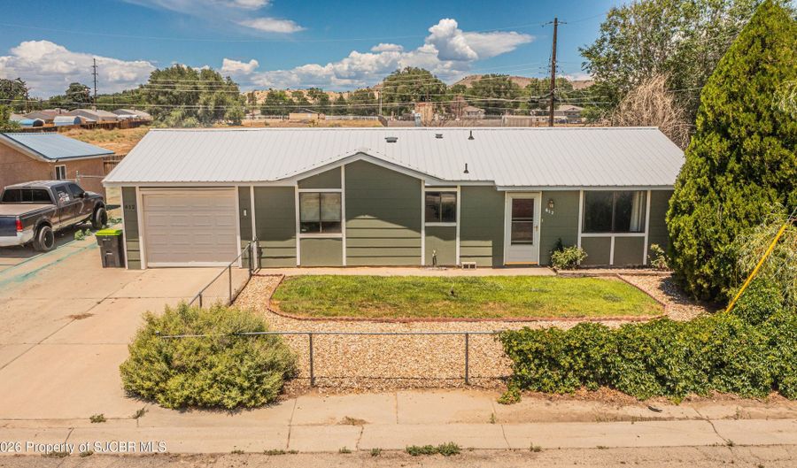 612 HONEYLOCUST St, Bloomfield, NM 87413 - 2 Beds, 1 Bath