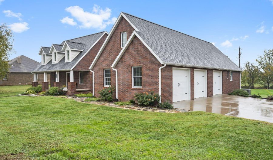 1101 Highland Dr, Aurora, MO 65605 - 5 Beds, 3 Bath