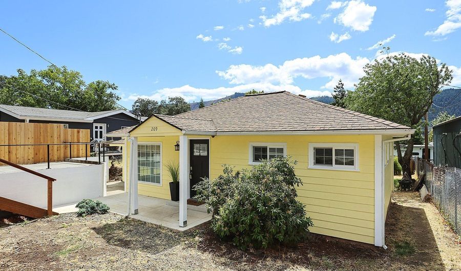 209 E HUMBOLDT St, Bingen, WA 98605 - 2 Beds, 1 Bath