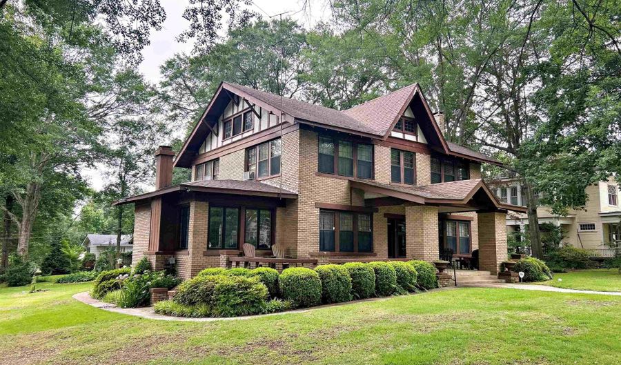211 Cherry St, Arkadelphia, AR 71923 - 5 Beds, 2 Bath