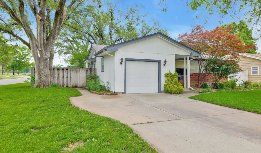 1624 Washington Ln, Augusta, KS 67010 - 2 Beds, 2 Bath