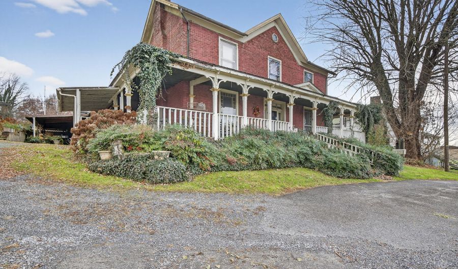 302 SW Front St, Abingdon, VA 24210 - 5 Beds, 3 Bath