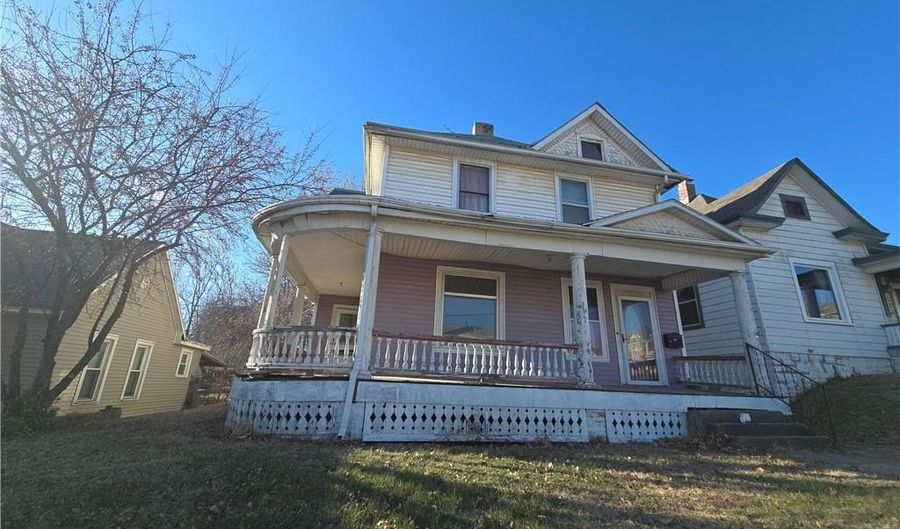 121 N 10th St, Atchison, KS 66002 - 3 Beds, 2 Bath