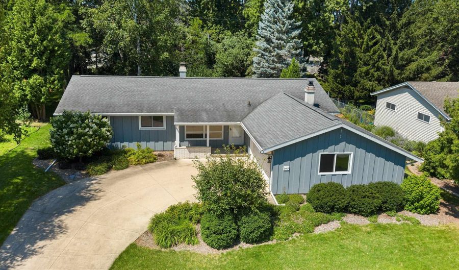 2407 S CLOVER Ln, Appleton, WI 54915 - 3 Beds, 2 Bath