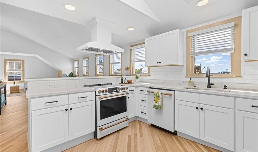 18 Barney St 3, Newport, RI 02840 - 2 Beds, 1 Bath