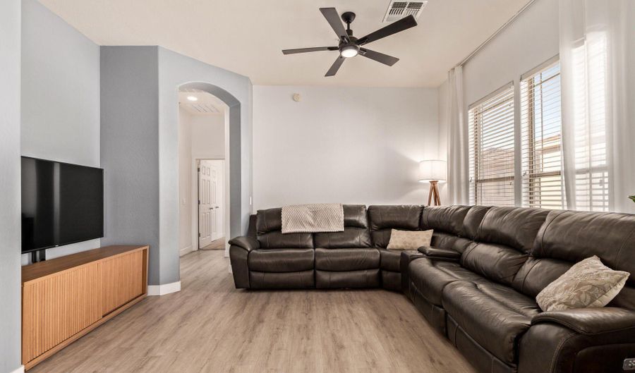 42424 N GAVILAN PEAK Pkwy 53206, Anthem, AZ 85086 - 2 Beds, 2 Bath