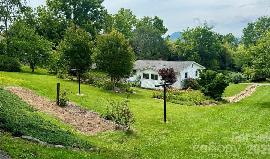 20 Ridge Cross Rd, Asheville, NC 28805 - 2 Beds, 1 Bath