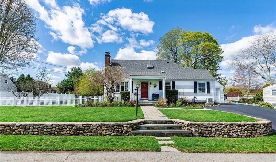 42 Grasslands Rd, East Greenwich, RI 02818 - 4 Beds, 2 Bath