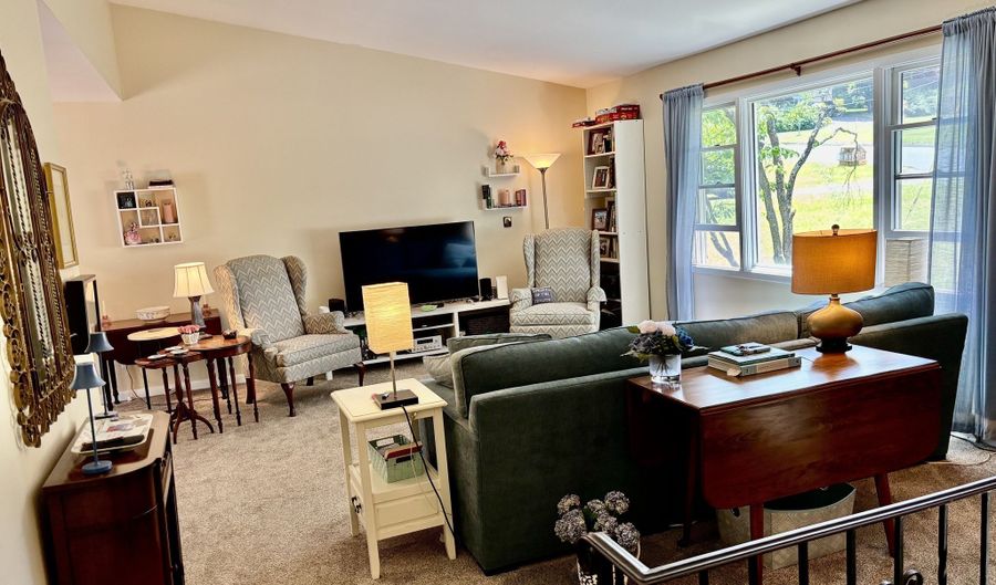 5 Governors Ln, Bethel, CT 06801 - 3 Beds, 2 Bath